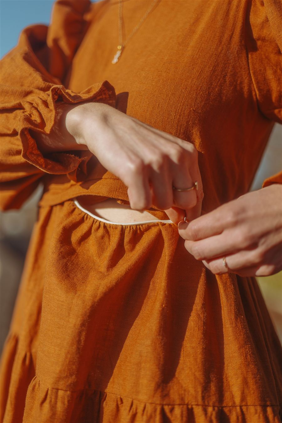 La robe terre d'argile pendant l'allaitement