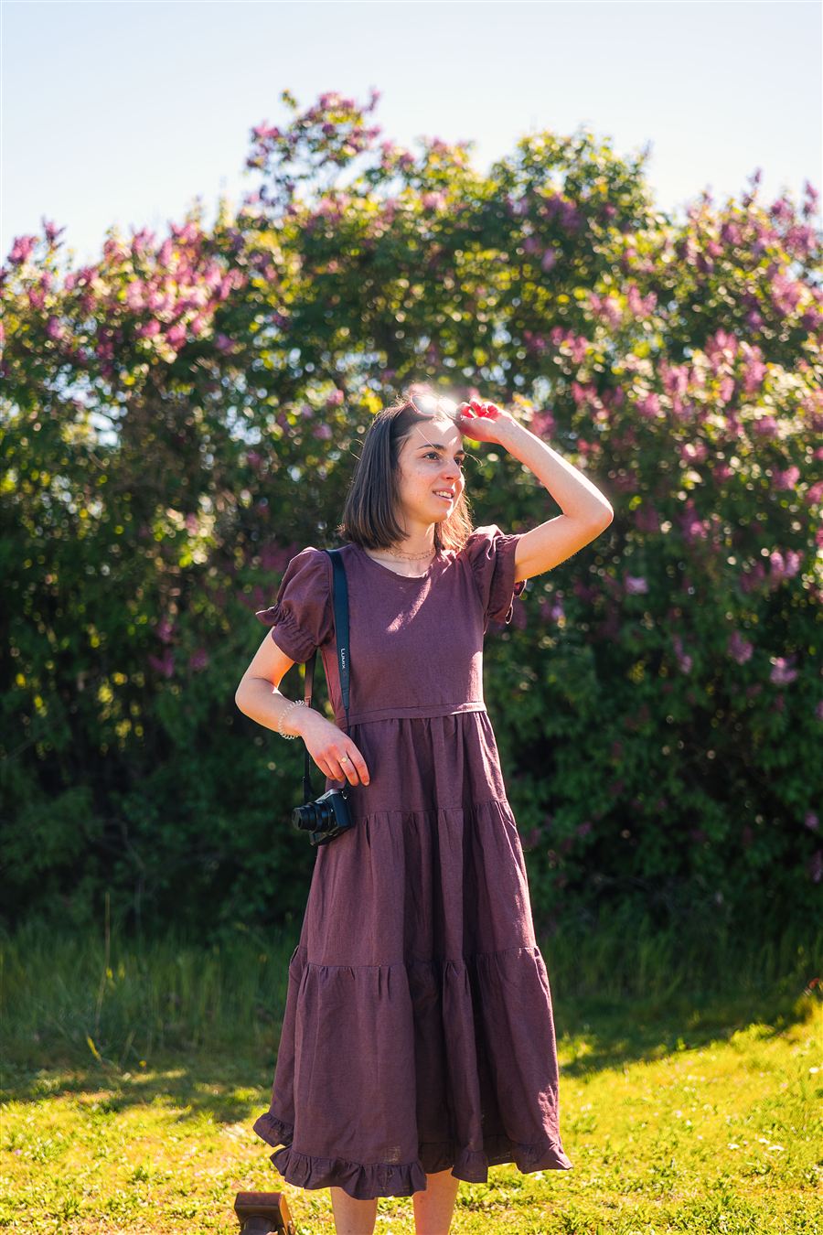 La robe pourpre serein portée ajustée après la grossesse